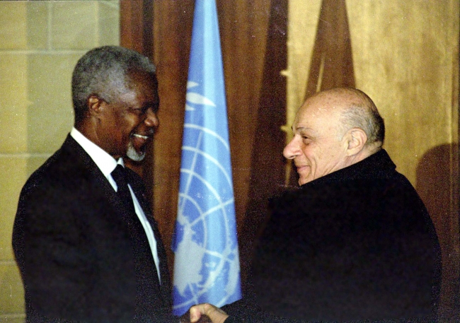 Dönemin BM Genel Sekreteri Kofi Annan ve KKTC’nin Kurucu Cumhurbaşkanı Rauf Denktaş’ın Lefkoşa’daki ara bölgede yaptığı görüşmeden, 2003. Fotoğraf: AA